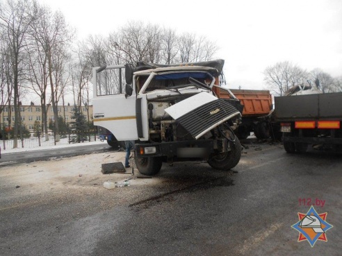Под Рогачевом столкнулись два МАЗа – оба водителя получили черепно-мозговые травмы (фото)