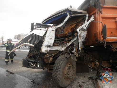 Под Рогачевом столкнулись два МАЗа – оба водителя получили черепно-мозговые травмы (фото)