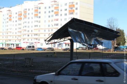 Искореженный рекламный баннер и сорванная крыша. Последствия урагана в Мозыре (фото)