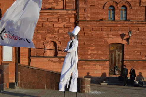 Возле театра выступили фаерщики, ходулисты и Jazz City Band