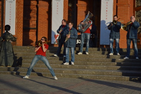 Возле театра выступили фаерщики, ходулисты и Jazz City Band