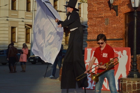 Возле театра выступили фаерщики, ходулисты и Jazz City Band