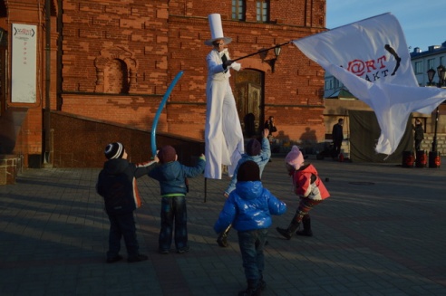 Возле театра выступили фаерщики, ходулисты и Jazz City Band