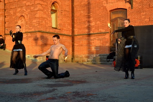 Возле театра выступили фаерщики, ходулисты и Jazz City Band