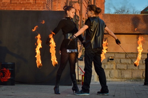 Возле театра выступили фаерщики, ходулисты и Jazz City Band