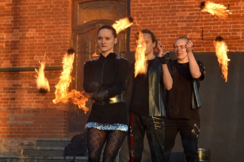 Возле театра выступили фаерщики, ходулисты и Jazz City Band