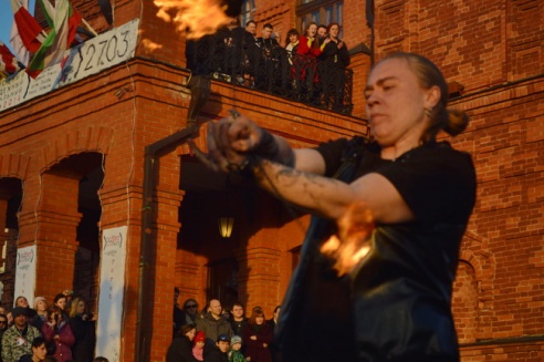 Возле театра выступили фаерщики, ходулисты и Jazz City Band