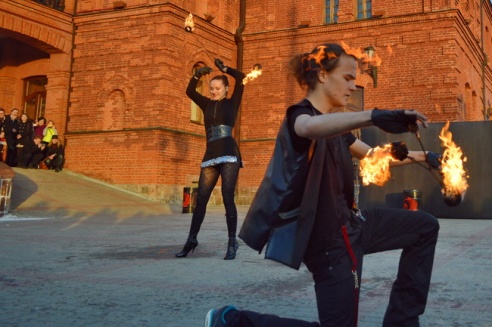 Возле театра выступили фаерщики, ходулисты и Jazz City Band