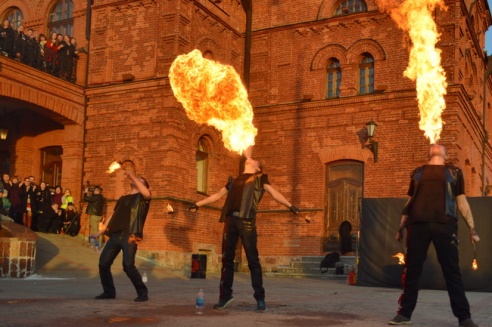 Возле театра выступили фаерщики, ходулисты и Jazz City Band