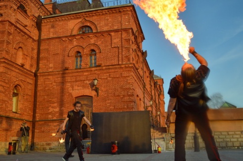 Возле театра выступили фаерщики, ходулисты и Jazz City Band