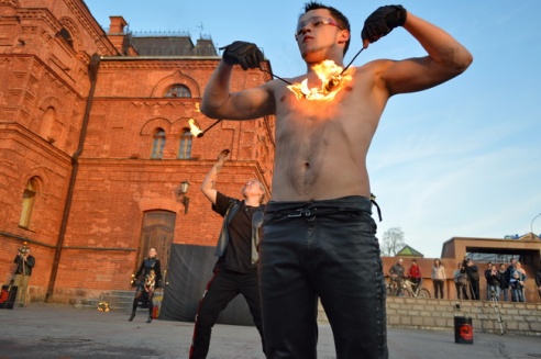 Возле театра выступили фаерщики, ходулисты и Jazz City Band