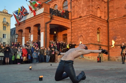 Возле театра выступили фаерщики, ходулисты и Jazz City Band