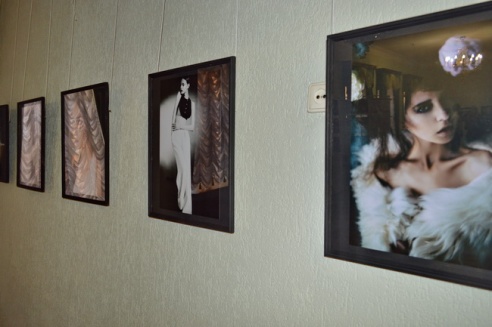 Возле театра выступили фаерщики, ходулисты и Jazz City Band