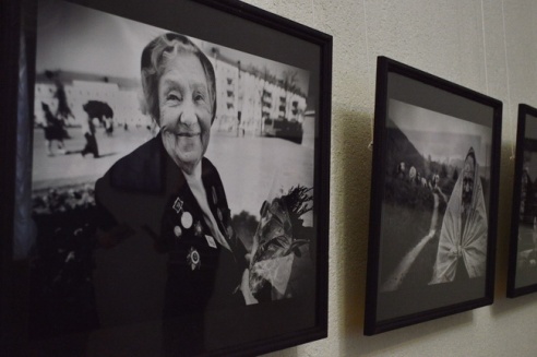 Возле театра выступили фаерщики, ходулисты и Jazz City Band