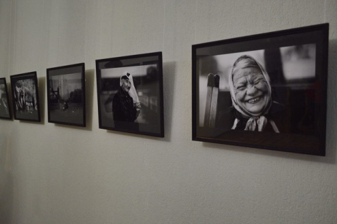 Возле театра выступили фаерщики, ходулисты и Jazz City Band