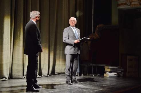 Возле театра выступили фаерщики, ходулисты и Jazz City Band