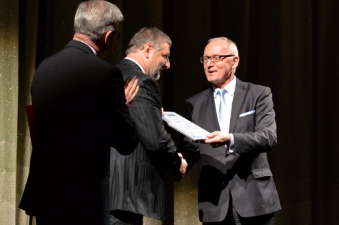 Возле театра выступили фаерщики, ходулисты и Jazz City Band