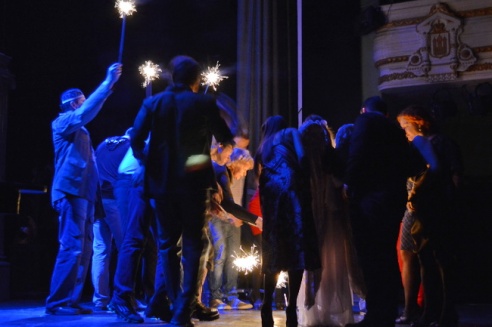 Возле театра выступили фаерщики, ходулисты и Jazz City Band