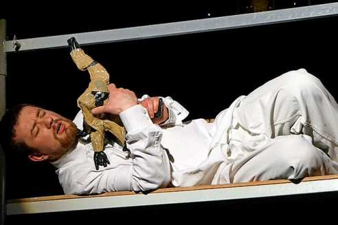 Возле театра выступили фаерщики, ходулисты и Jazz City Band