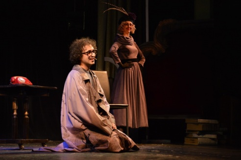 Возле театра выступили фаерщики, ходулисты и Jazz City Band