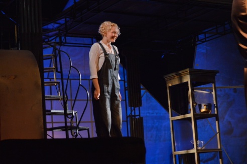 Возле театра выступили фаерщики, ходулисты и Jazz City Band