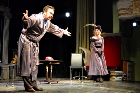 Возле театра выступили фаерщики, ходулисты и Jazz City Band