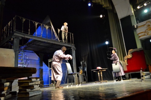 Возле театра выступили фаерщики, ходулисты и Jazz City Band