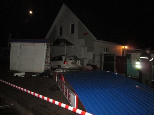 В Речице пьяный водитель снес остановку – погибли три человека (фото)