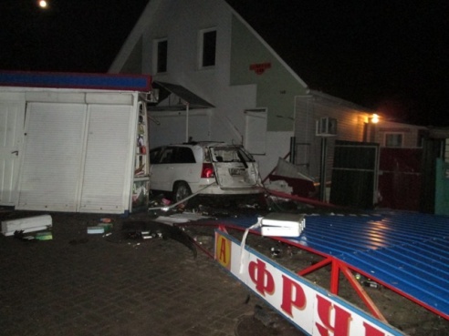 В Речице пьяный водитель снес остановку – погибли три человека (фото)