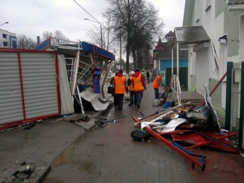 В Речице пьяный водитель снес остановку – погибли три человека (фото)