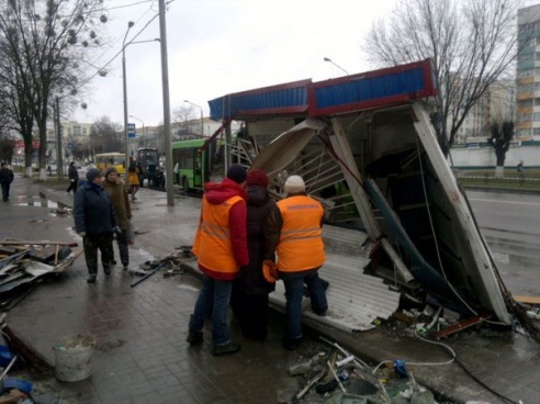 В Речице пьяный водитель снес остановку – погибли три человека (фото)