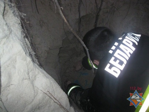 В Пинске спасатели достали подростка из-под грунтового завала