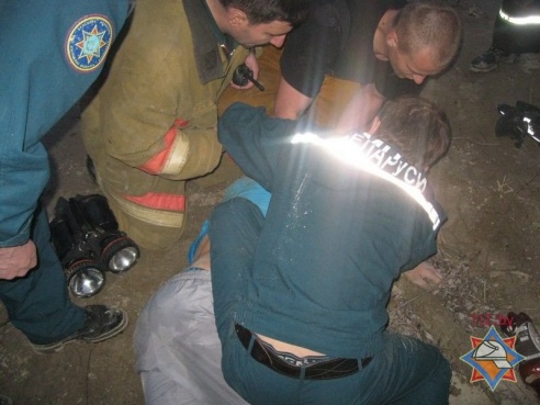 В Пинске спасатели достали подростка из-под грунтового завала