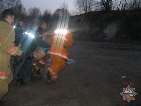В Пинске спасатели достали подростка из-под грунтового завала