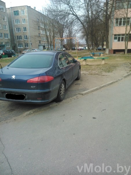 Проблема парковки во дворах (фото)