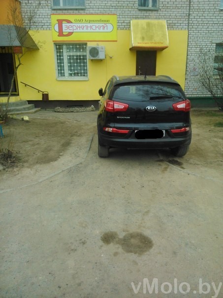 Проблема парковки во дворах (фото)