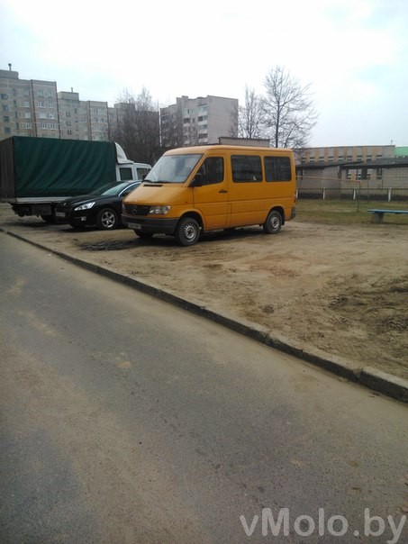 Проблема парковки во дворах (фото)