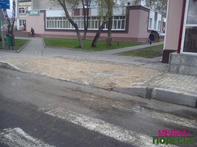 Сказали – сделали, или Самые высокие бордюры в Лунинце понизили Сказали – сделали, или Самые высокие бордюры в Лунинце понизили