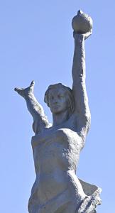 Скульптура в честь освоения космоса «съехала» с лунинецкой Привокзальной площади Скульптура в честь освоения космоса «съехала» с лунинецкой Привокзальной площади