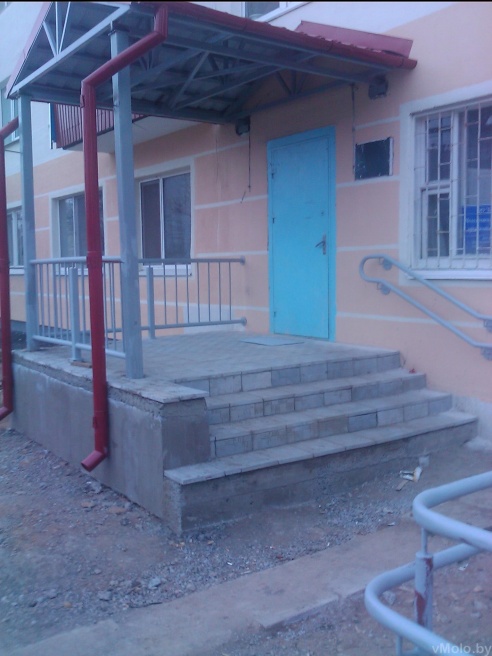 Вход в организацию инвалидов не оборудован пандусом