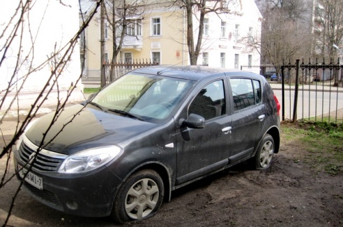 Неизвестный прокалывает шины во дворе в центре Могилёва
