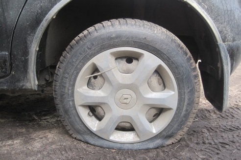 Неизвестный прокалывает шины во дворе в центре Могилёва