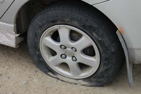 Неизвестный прокалывает шины во дворе в центре Могилёва