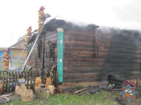 В Пинском районе благодаря извещателю на пожаре спаслась мать с тремя детьми