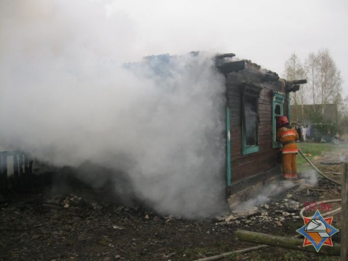 В Пинском районе благодаря извещателю на пожаре спаслась мать с тремя детьми