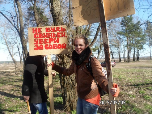 С помощью оригинальных табличек молодежь Жлобина борется с людьми, оставляющими мусор в местах отдыха (фото)