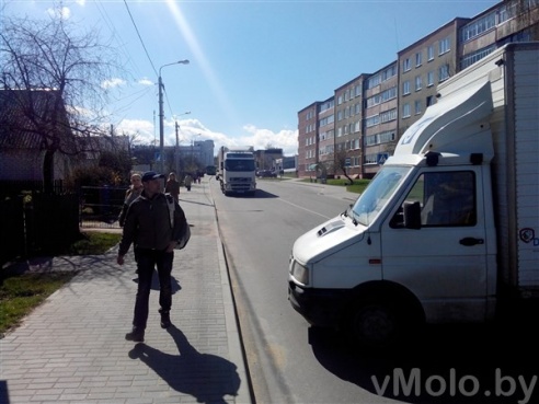 Заезжал задом на «Iveco» и остановил движение на полчаса в Молодечно (+ фото)