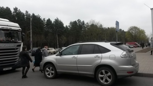 Огромная пробка из-за неправильной парковки возле светлогорского «Евроопта»: в ГАИ говорят, нарушителей нет