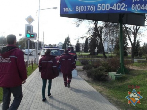 Нога девочки застряла в велосипеде, когда она каталась на нем