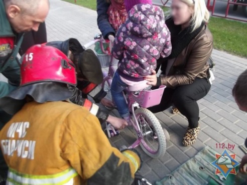 Нога девочки застряла в велосипеде, когда она каталась на нем